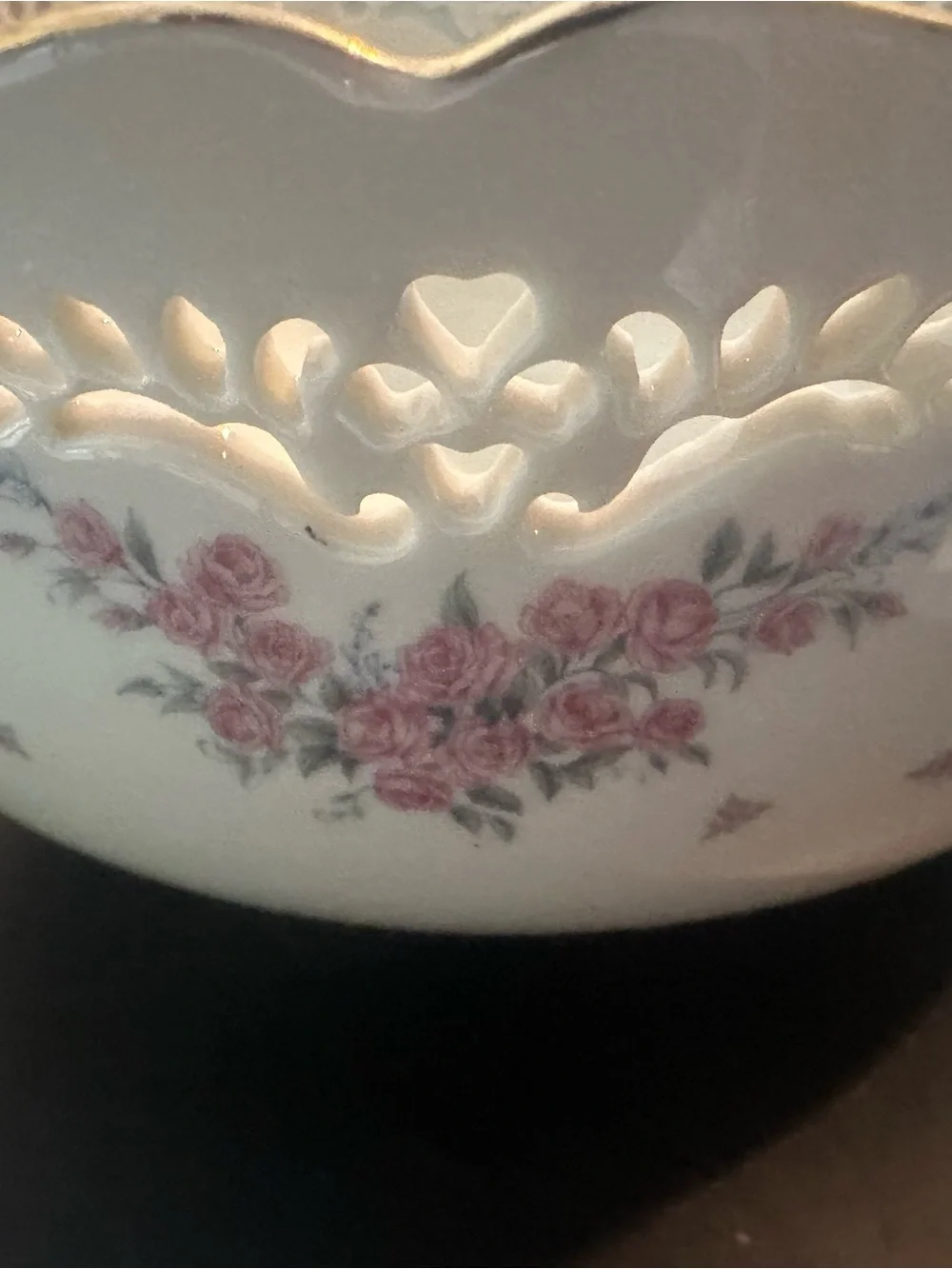 Lenox Fruit/vegetable Bowl Petite Rose with 24 Carat Gold Rim 8 inches across